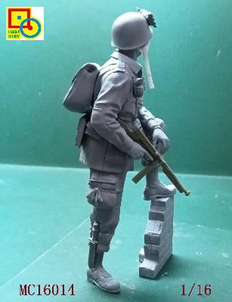 Classy Hobby American Airborne Soldier Plastic Model CLHMC16014 1/16