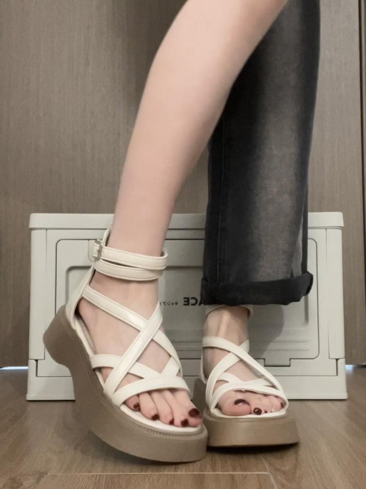 Римские сандалии женские лето 2025 новая мода универсальный стиль феи с юбкой носить на толстой подошве крутые ботинки прилив