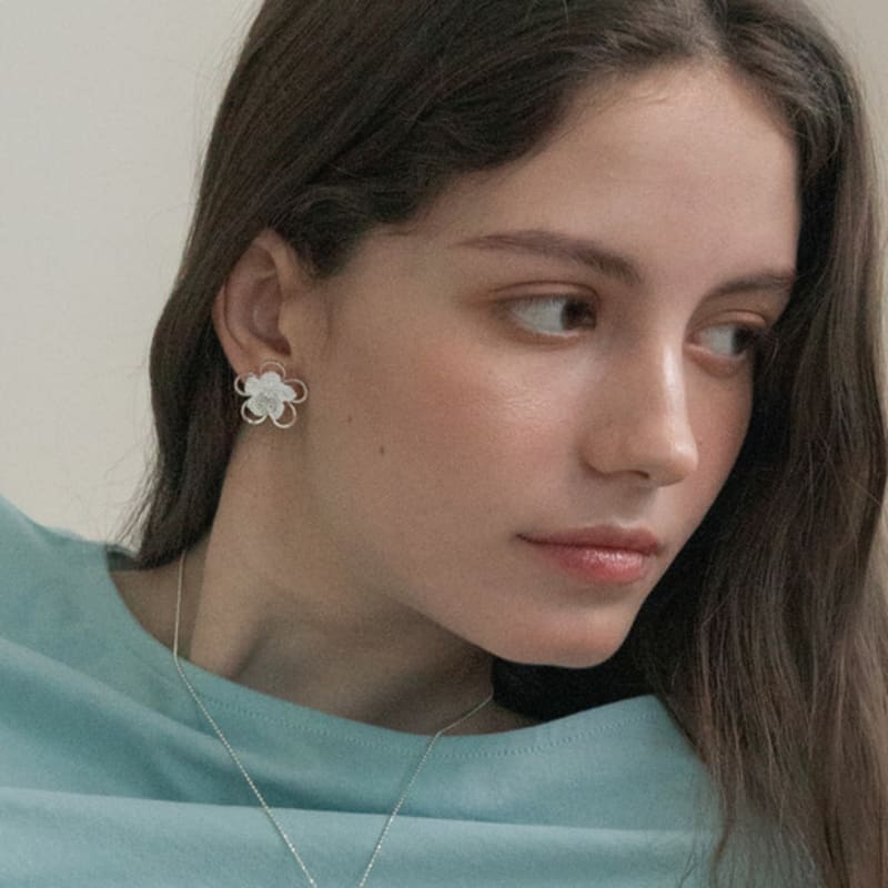 MERRYMOTIVE Double flower knit earring (Silver)