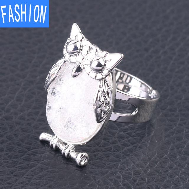 Металлическое регулируемое кольцо с выпуклым натуральным кристаллом в виде совы