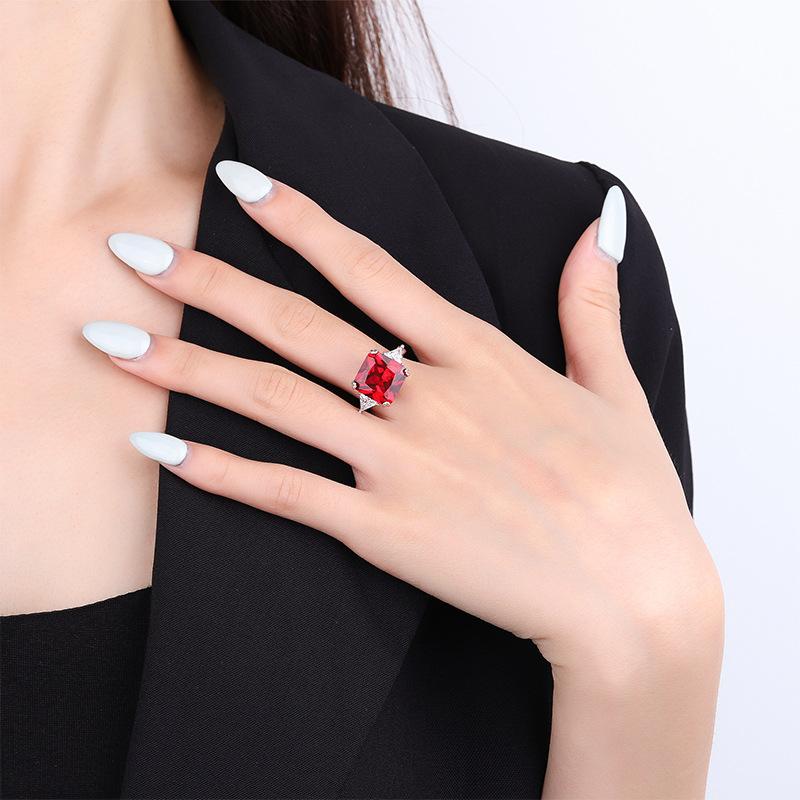 Jewelry Copper Bottom Gold-Plated Simulation Emerald Red Corundum Luxury Inlaid Square 12 * 12 Retro Ring Women