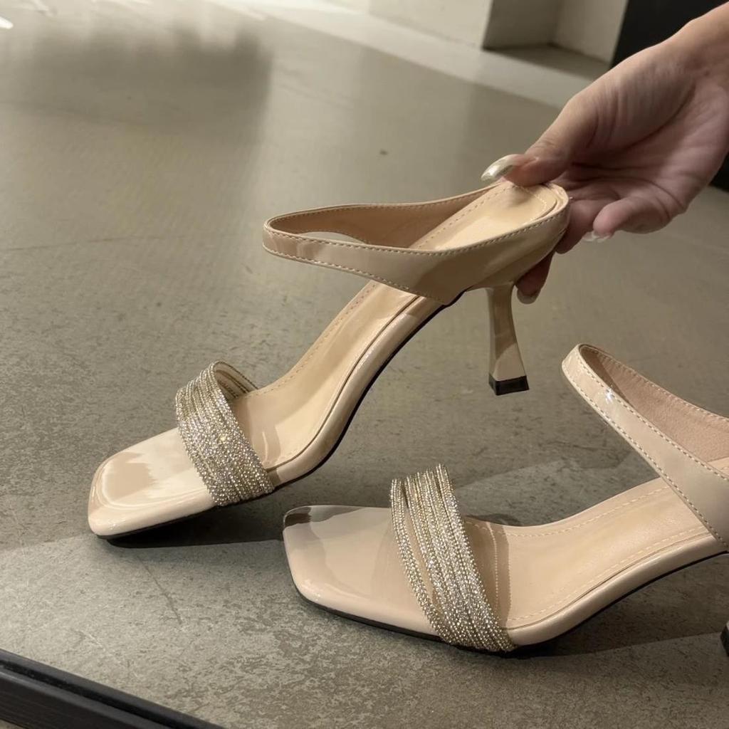 Французские крутые шлепанцы с квадратным носком и стразами, женская уличная обувь, лето 2025, новые универсальные босоножки на шпильке с ремешком