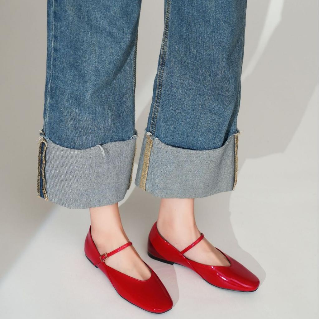 Одна туфля, красные лакированные туфли «Мэри Джейн», туфли с круглым носком и неглубоким горлом, французские балетки на плоской подошве с пряжкой в виде одного слова