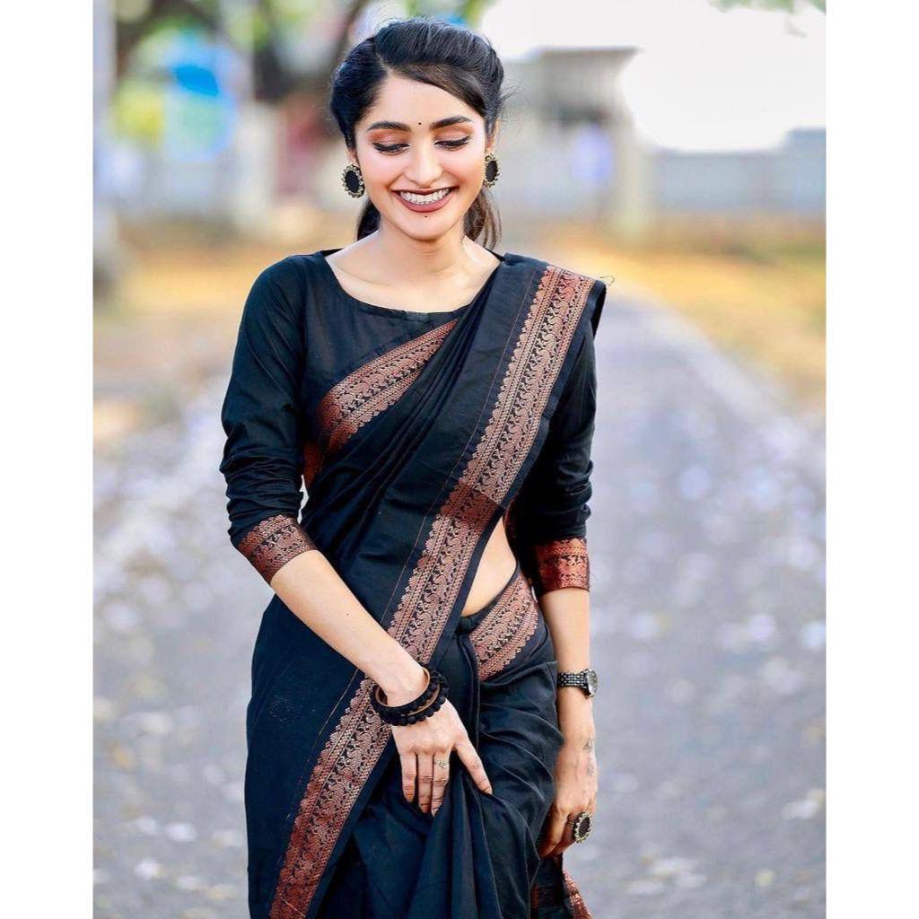 Шелковое сари из магазина АЛМААРИ украшено красивой вышивкой Зари в виде традиционных мотивов.