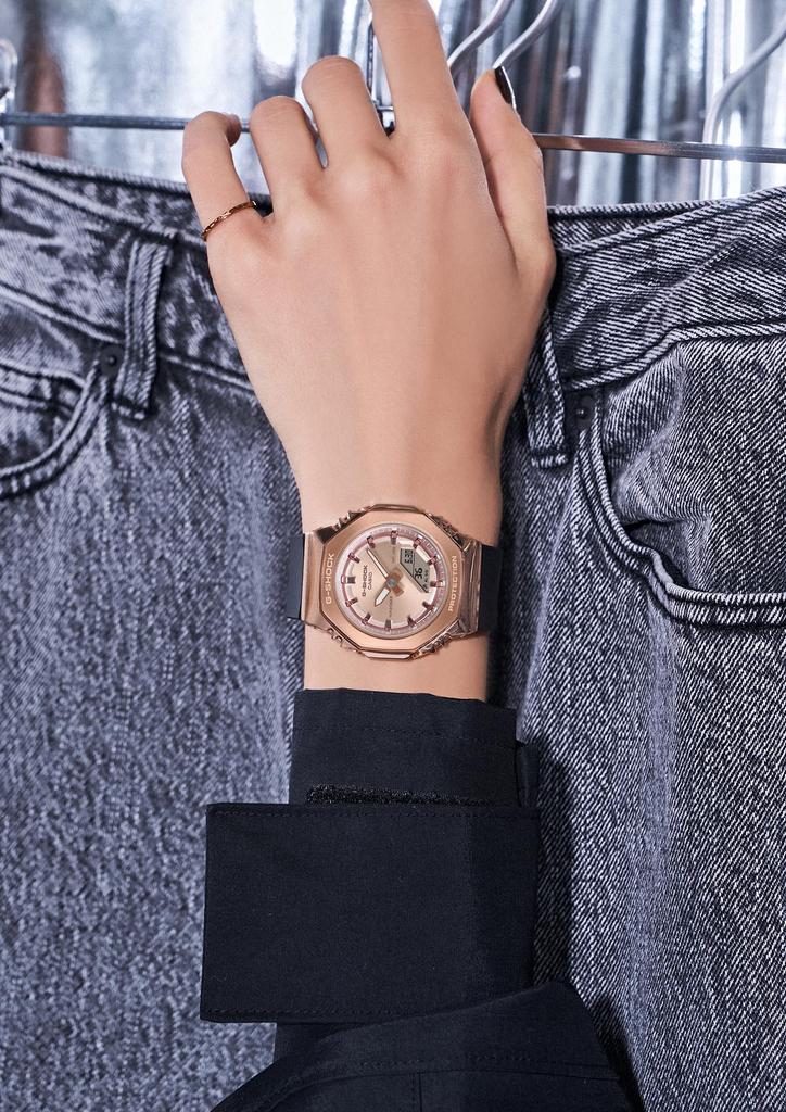 Часы Casio G-Shock (GM-S2110PG-1A4JF) Женская модель черного цвета, среднего размера, с металлической крышкой и отделкой из биомассы. (Официальный японский продукт)