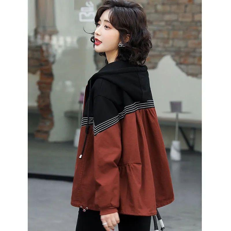 Повседневная женская ветровка свободного кроя с капюшоном и вставками на осень