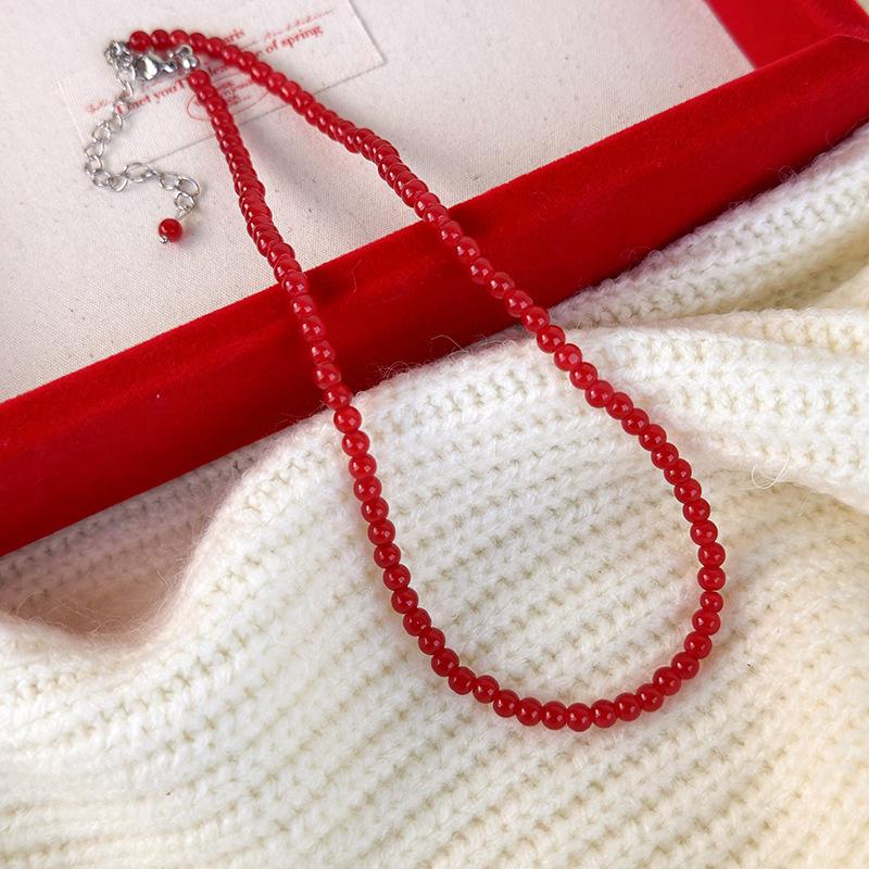 Неотрадиционное красное ожерелье с бусинами - элегантное эффектное колье 2024 года