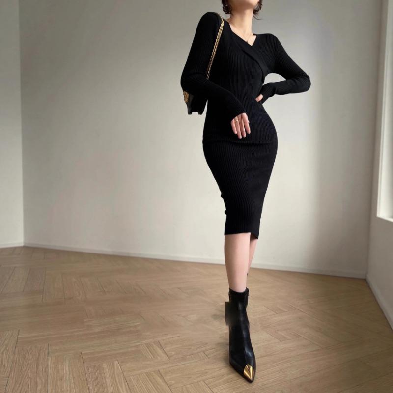 [] Ретро и тонкая талия, дизайнерский сенс, осенне-зимнее универсальное трикотажное облегающее платье-комбинация с V-образным вырезом