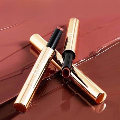 Губная помада Gold Tube Water Light не выцветает, не липнет и осветляет цвет губной помады