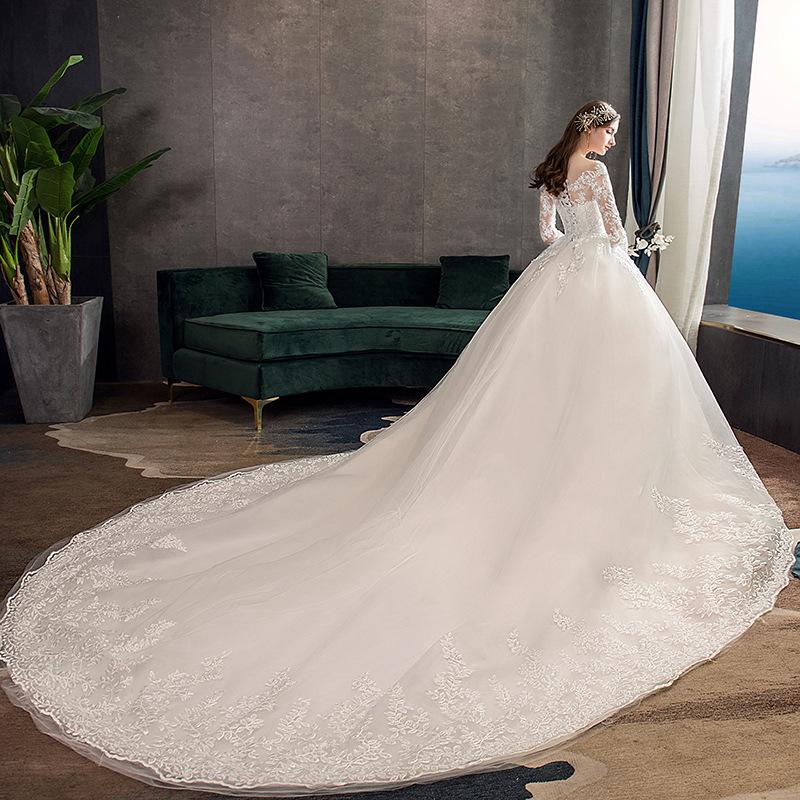 Роскошное свадебное платье Hepburn из кружева, 2024 год — открытые плечи, длинные рукава, большой шлейф.
