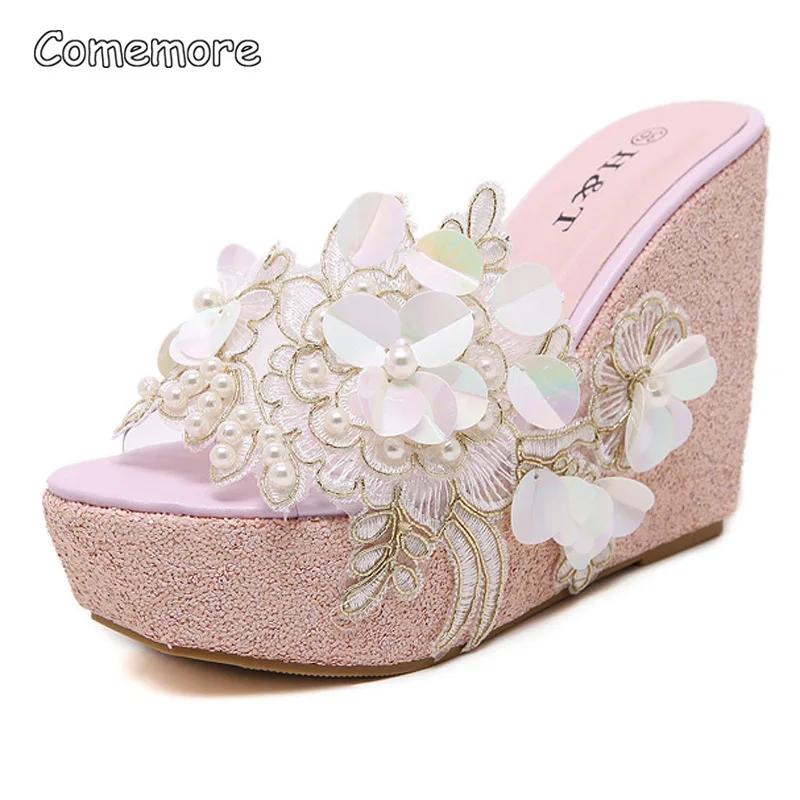 Празднуйте Женские Серебряные Туфли на Высоком Каблуке Женская Золотая Обувь Тапочки Обувь для Женщин Новые Летние Цветочные Сандалии на Платформе и Танкетке