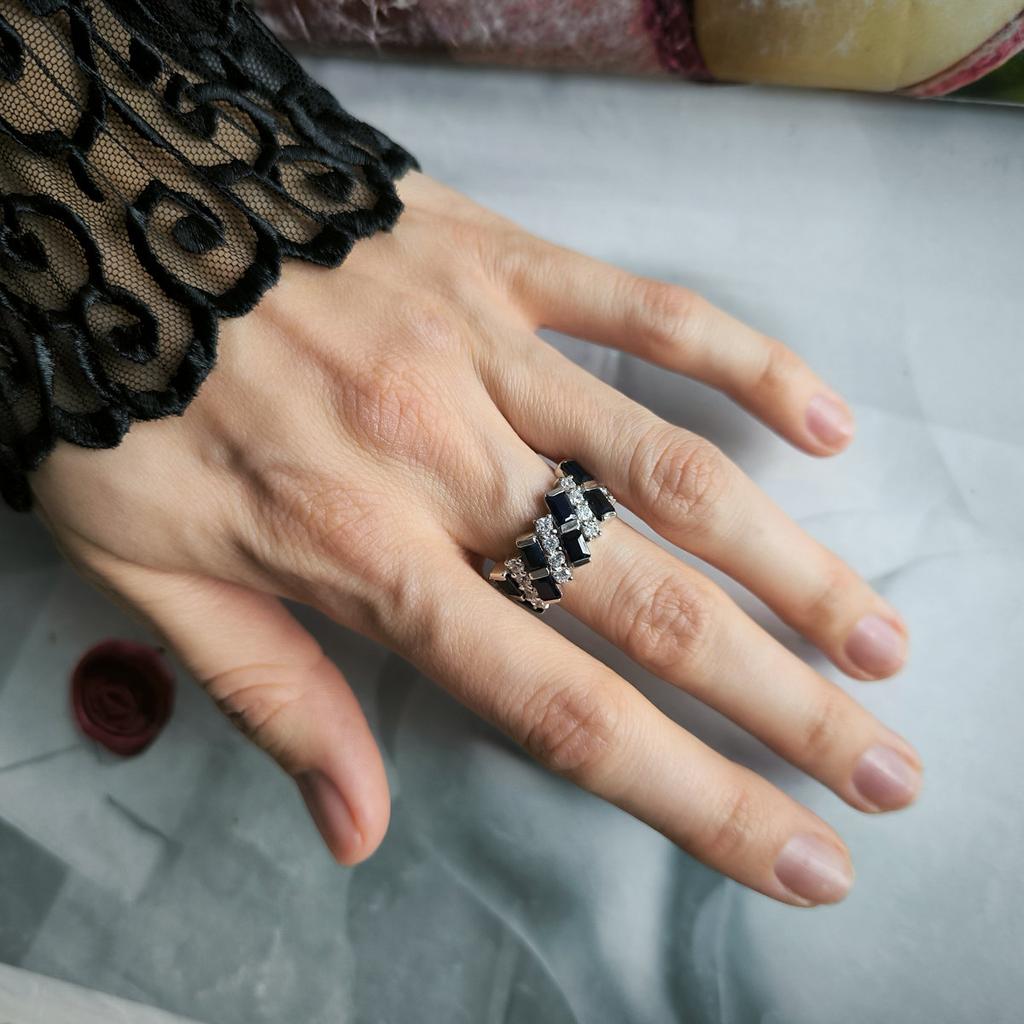Серебряное кольцо с натуральным сапфиром 5.625ct, фианитами, вес изделия 5,4 гр (2202875)