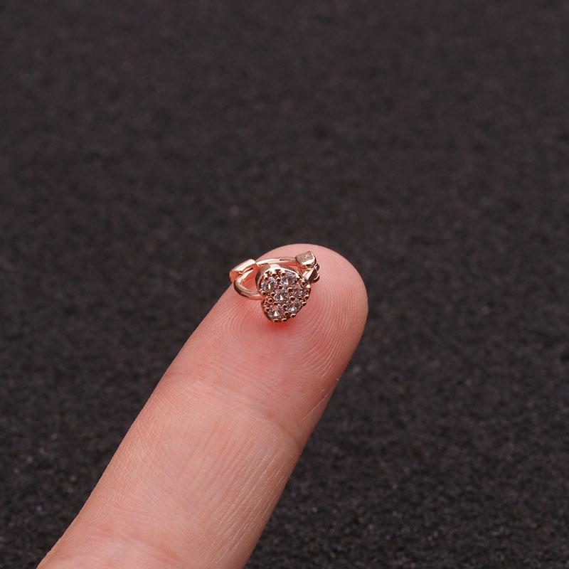 Изысканные маленькие серьги в хрящ с камнем