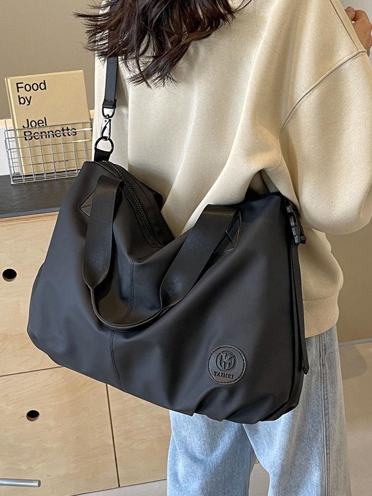 Large Capacity Lightweight Handheld Travel Bag for Men and Women