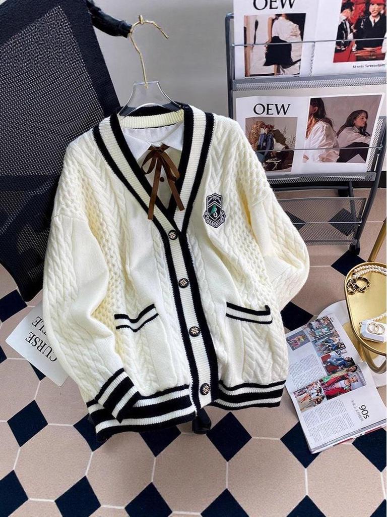 Женский вязаный кардиган средней длины в студенческом стиле - Коллекция Осень/Зима 2025