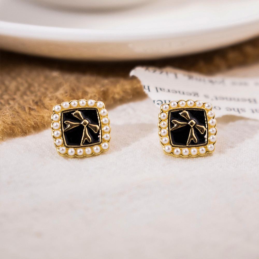 Light Luxury Exquisite Micro-inlaid Zircon Flower Earrings Elegant High-end Pearl Stud Earrings Niche Design Temperament Earrings