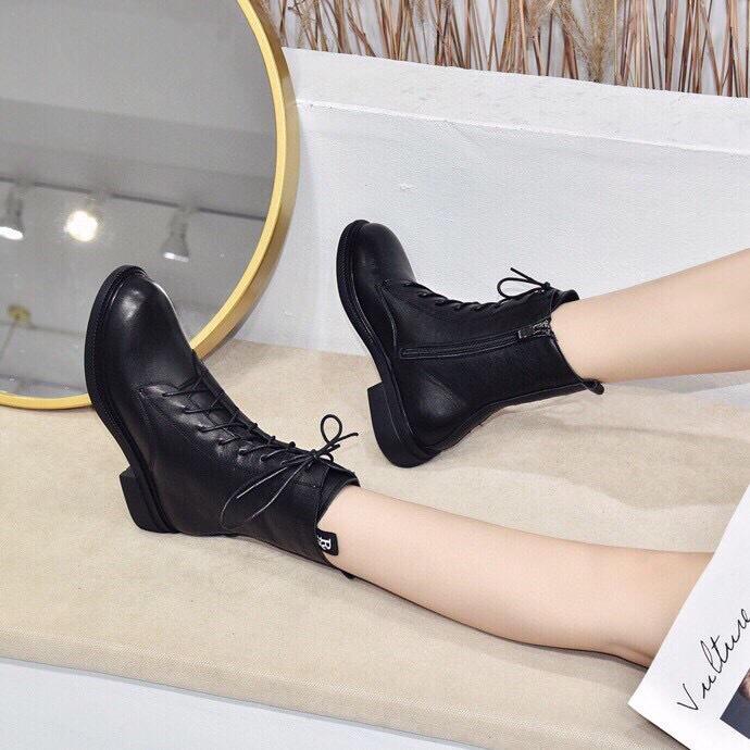 Женские ботинки 2025 осень и зима новые круглый носок низкий каблук ботинки Мартин черная первый слой коровьей кожи лента с буквами боковая молния короткие ботинки