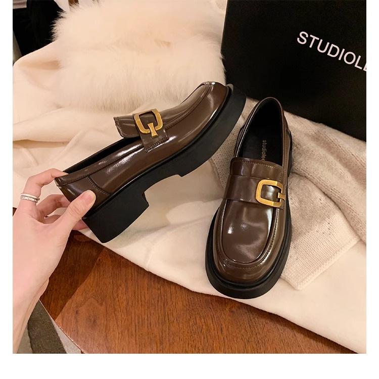 Весна 2025 года, новые туфли в британском стиле с квадратной пряжкой, толстой подошвой, толстым каблуком, круглым носком, мягкие кожаные мокасины, маленькие кожаные туфли для женщин