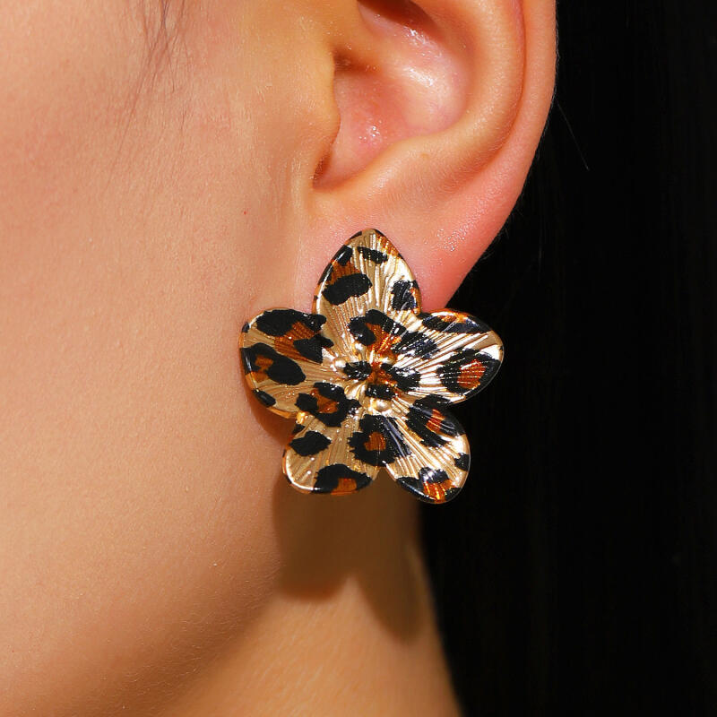 Temperament Leopard Print Geometric Flower Earrings for Women Ladies Vintage Metal Petal Drop Earrings Holiday Jewelry Wholesale