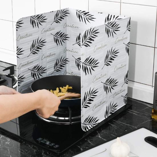 2Pcs 3-Sided Foldable Splatter Guard Aluminum Foil Grease Screen for Stovetop Frying Pan Protects Countertop from Oil Splashes Kitchen Cooking