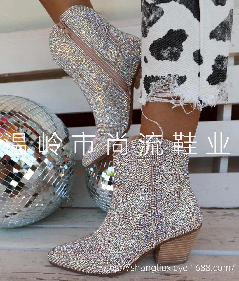 Короткие сапоги с острым носком, женские, цвета шампанского, серебристые, с широким голенищем, вышитые пайетками, с бриллиантами, на каблуке-бант, без застежек, ковбойские сапоги