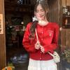 Красный вязаный кардиган 2025 Новый короткий стиль Осень Приталенный Верхняя одежда Вышитый свитер-куртка