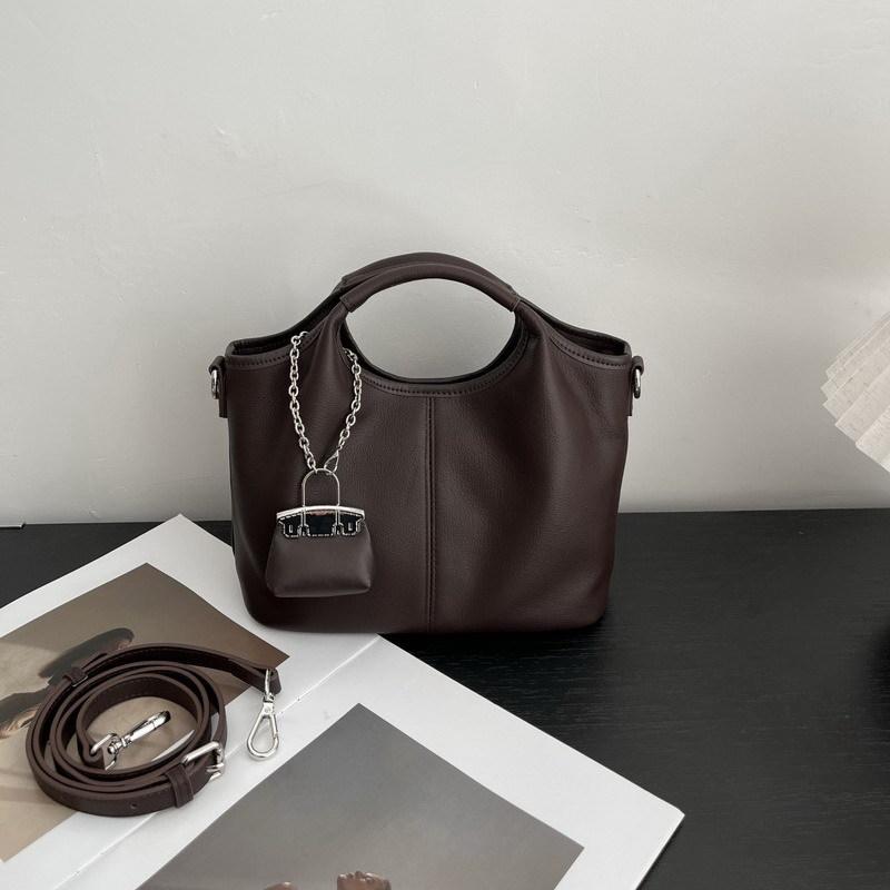 2025 Новая кожаная женская сумка-корзина Baotou Layer Cowhide для отдыха на цепочке с небольшой сумкой для мелочи