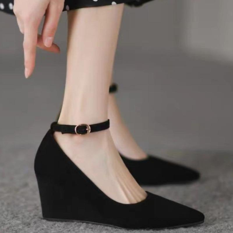 Модная женская обувь на танкетке, осенняя новинка, с острым носком, с мелким вырезом, замшевая, с ремешком, противоскользящая, износостойкая, низкая