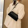 Простой дизайн в иностранном стиле 2024 года, новая однотонная повседневная сумка в стиле ретро для ношения в руке через плечо под мышкой, маленькая квадратная сумка
