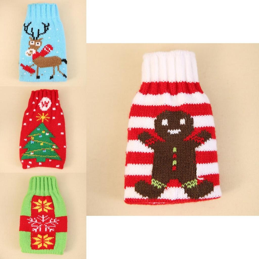 Стильный вязаный рождественский чехол для пивной бутылки с красивыми мотивами снежинок и оленей, идеально подходящий для праздничного настроения.
