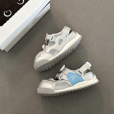 Модный универсальный дизайн на толстой подошве усиливает ощущение маленьких белых туфель женских 2025 лето новая дышащая обувь для скейтборда сандалии одинарная обувь