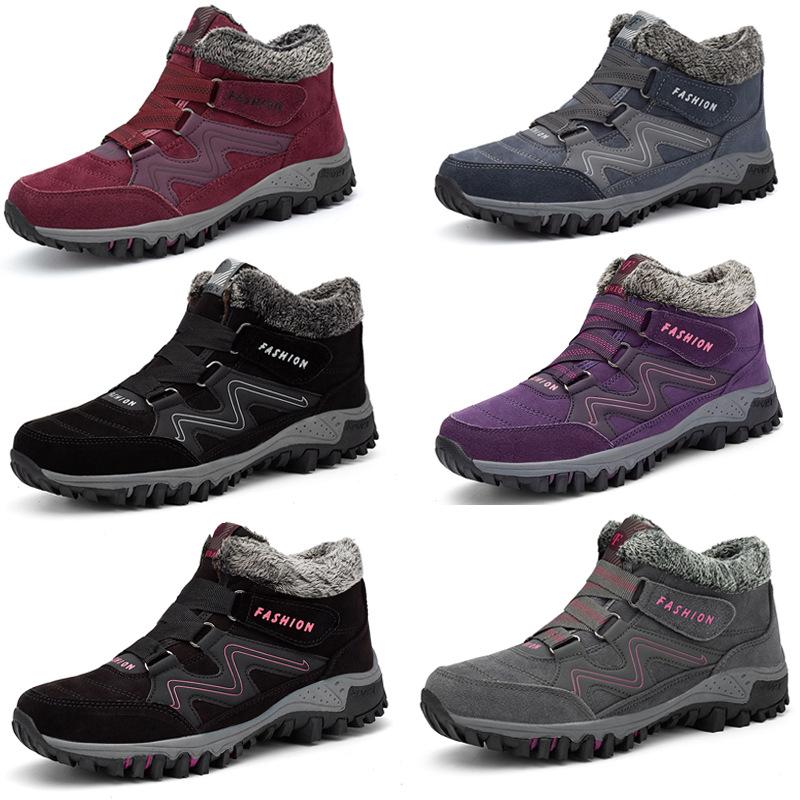 Зимой люди среднего и пожилого возраста, теплые бархатные домашние хозяйства, надевают новые походные ботинки, мужские утолщенные высокие спортивные женские хлопковые ботинки, износостойкие