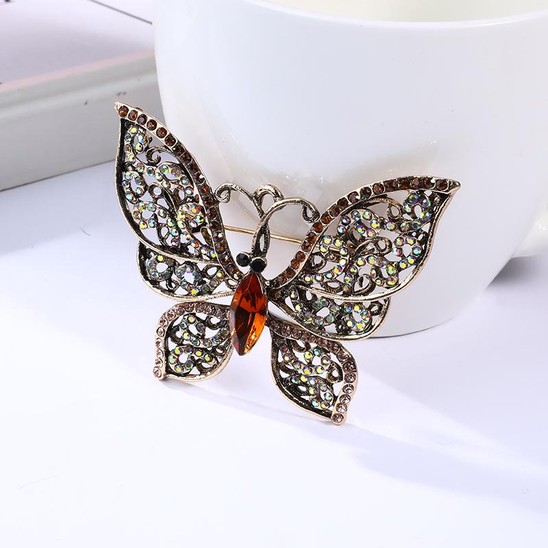 Элегантная эмалевая брошь в виде бабочки — модный аксессуар для костюма высокого класса
