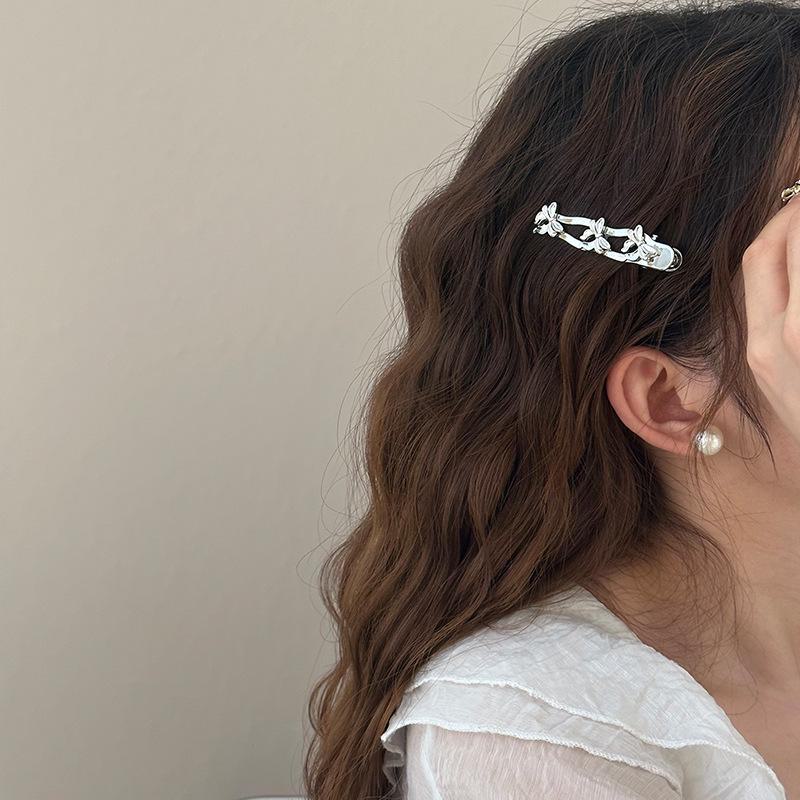 Шикарная серебряная шпилька-бантик со стразами — модная заколка сбоку 2024 года для стильного, элегантного образа