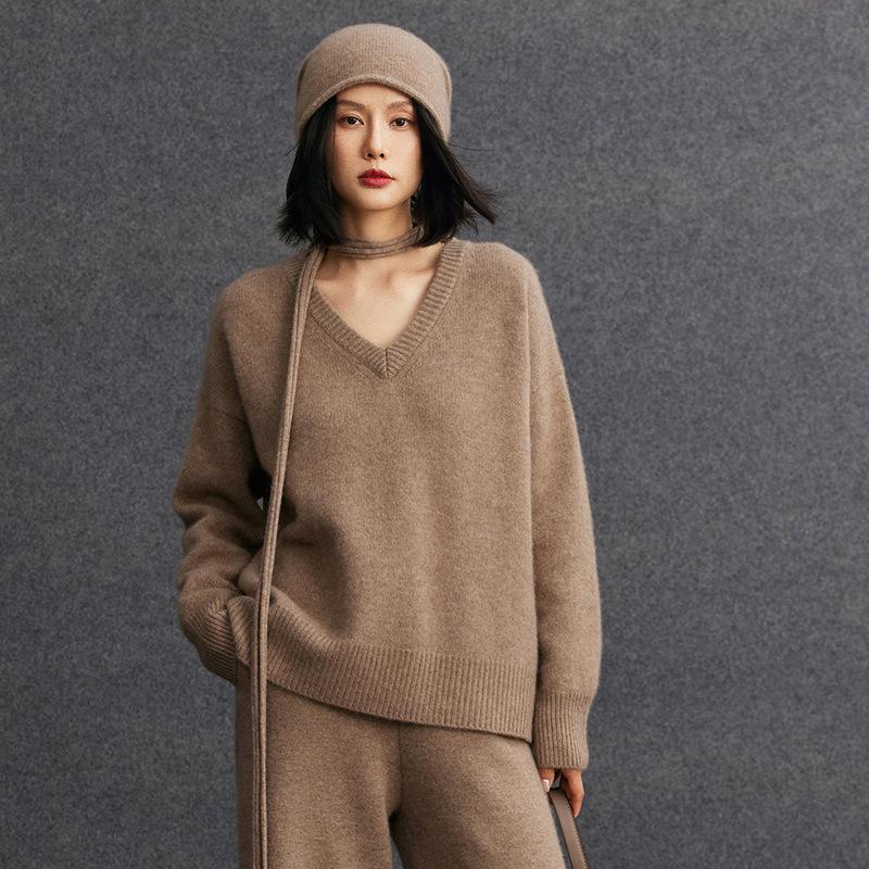 Women's V-neck Cashmere Sweater - 2026 Autumn/Winter, Gentle Style, Loose, Slimming, Thick Base Layer Pullover.