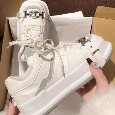 Нишевый дизайн обувь женская 2025 новая популярная весенняя белая обувь толстая подошва увеличивающая рост модная повседневная обувь для скейтборда прилив