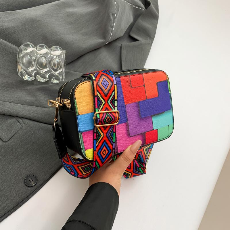 Популярная в этом году модная маленькая свежая сумка в иностранном стиле для поездок на работу 2024 года, новая модная ретро-сумка-мессенджер, маленькая квадратная женская сумка
