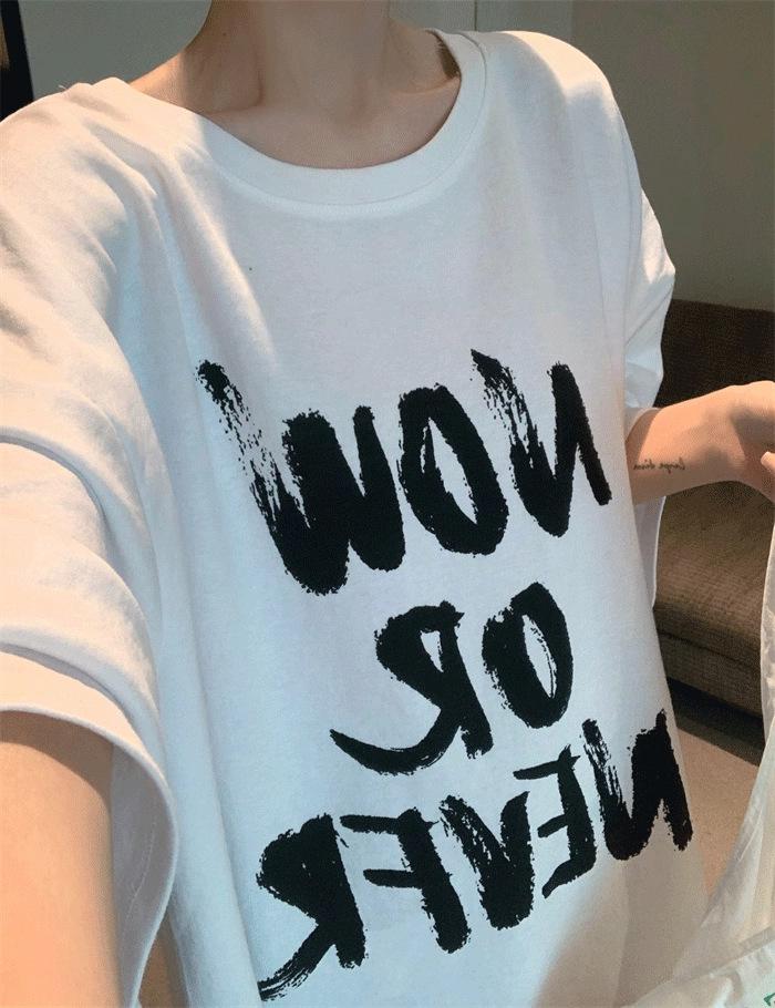 Женская хаки ретро футболка большого размера с коротким рукавом - Летний повседневный свободный дизайн средней длины с принтом букв