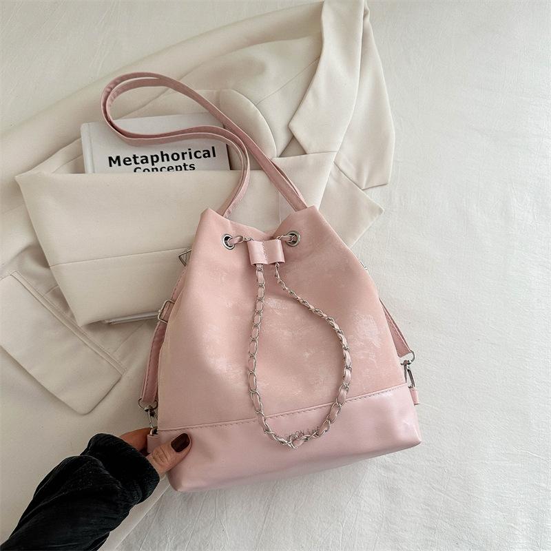 Новая красивая персонализированная повседневная сумка-ведро корейской версии, модная женская сумка 2024 года, летний простой рюкзак с цепочкой
