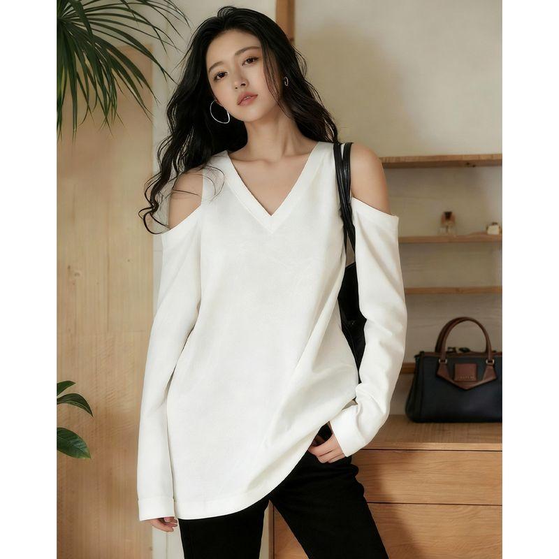Pear-Shaped Body Shape Calls for a White Off-The-Shoulder V-Neck T-Shirt for Women, New Spring Style, Slimming and Relaxed Feel, Niche Top