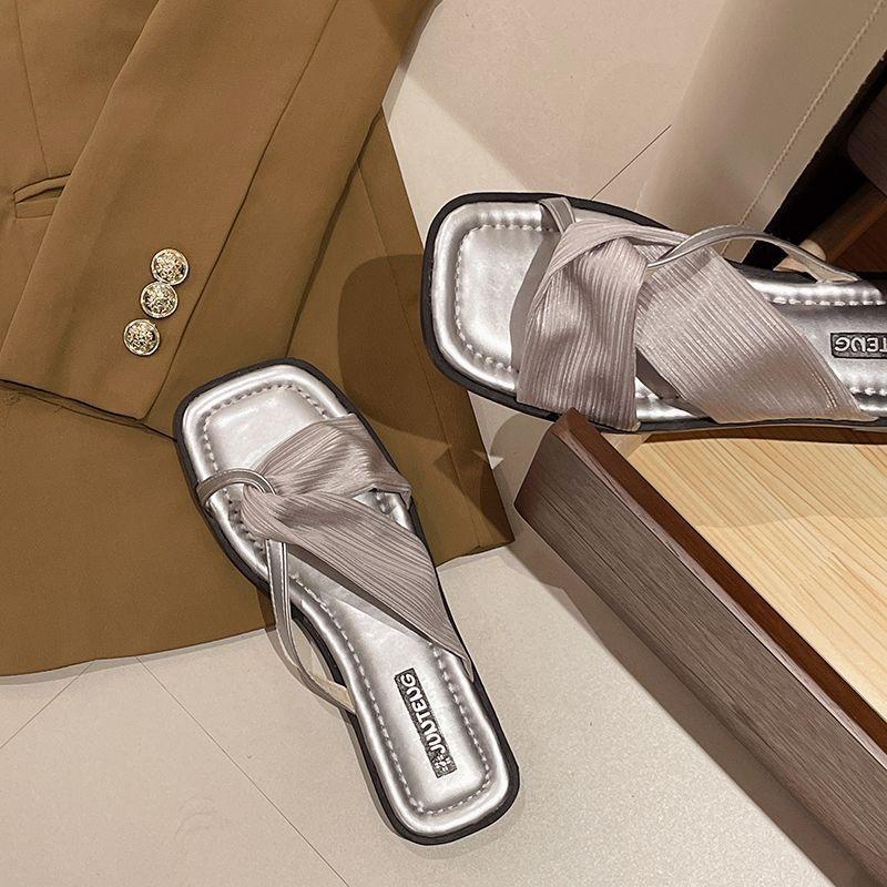 Высокое чувство французской интернет-знаменитости 2025 года, новая ниша, супер огонь с юбкой, сандалии, маленькие ароматные тапочки, женская весенняя одежда