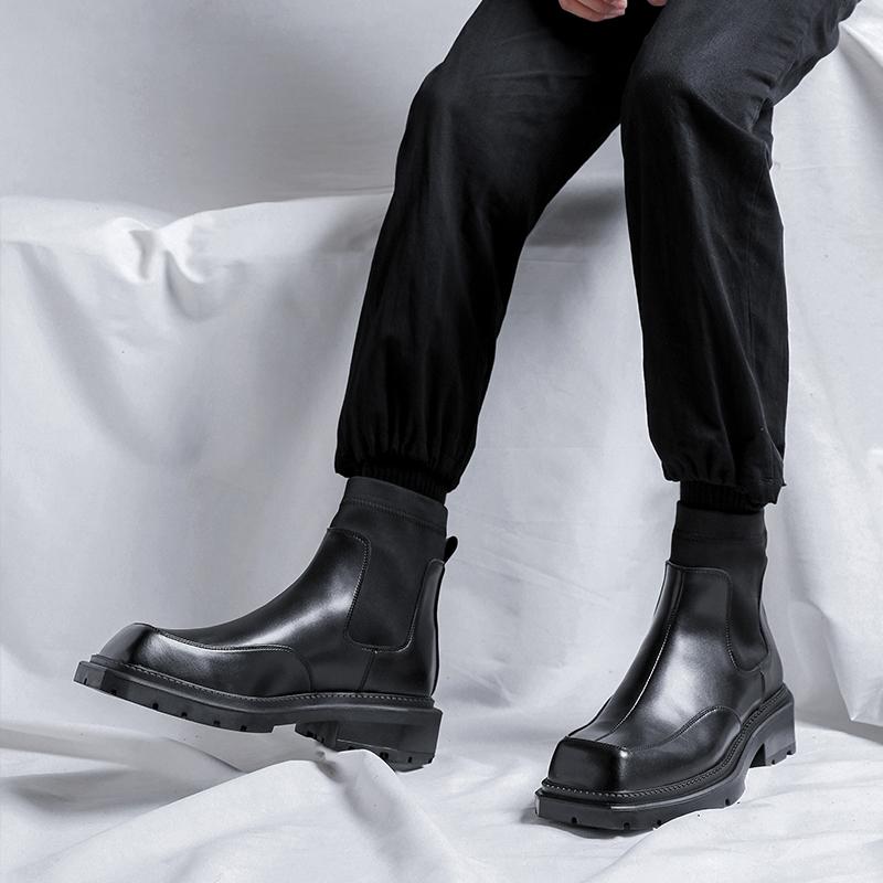 Модные мужские ботинки на толстой подошве черного цвета. Трендовый стиль с квадратным дизайном. Уличная мода для вечеринок и прогулок. Универсальная молодежная кожаная обувь.