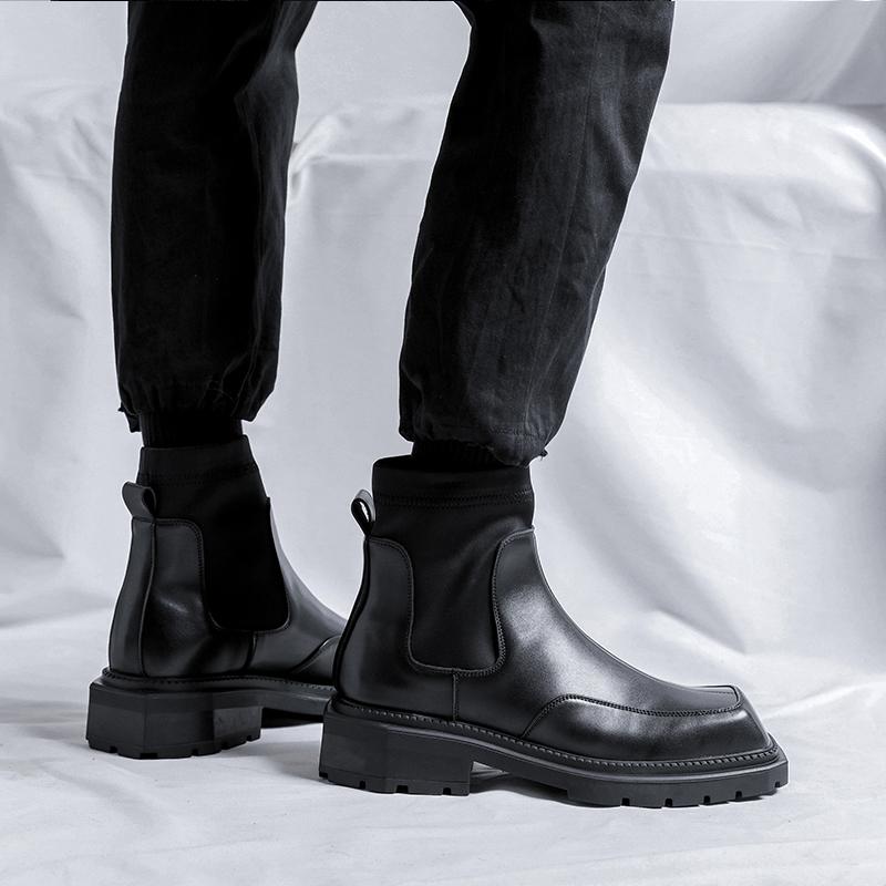 Модные мужские ботинки на толстой подошве черного цвета. Трендовый стиль с квадратным дизайном. Уличная мода для вечеринок и прогулок. Универсальная молодежная кожаная обувь.