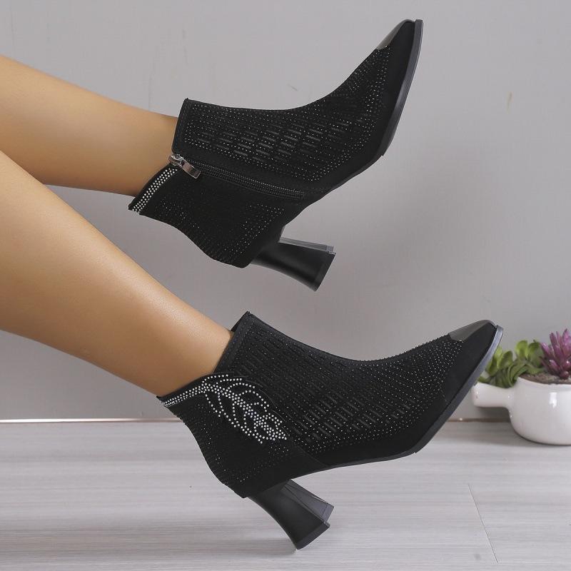 В осенне-зимней обуви удобные женские сапоги с большим острым толстым каблуком и полой сеткой