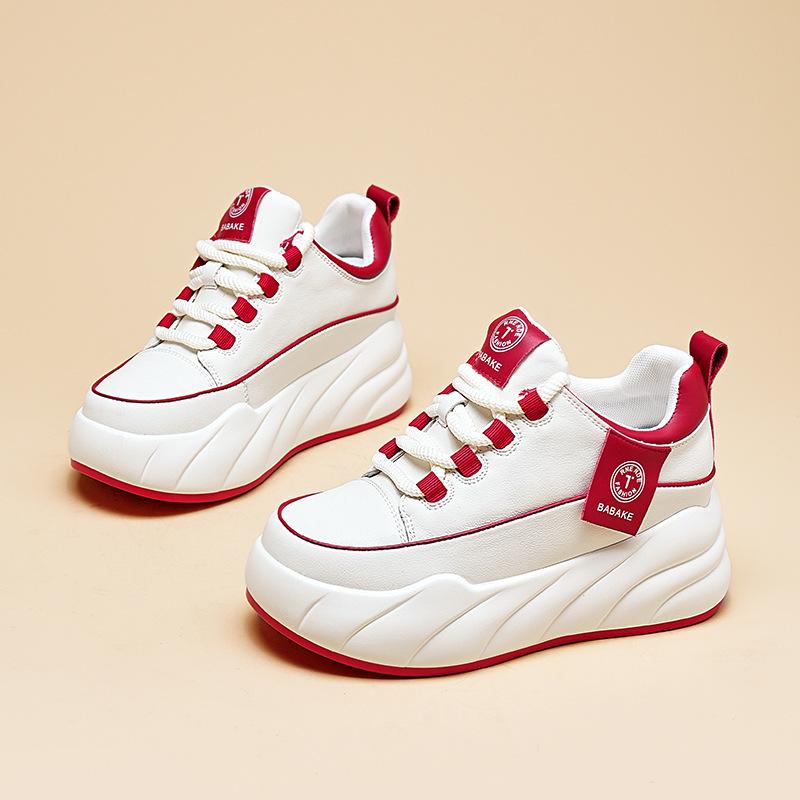 Женская повседневная обувь белого цвета на толстой подошве в корейском стиле 2024 года — визуально увеличивающая рост и модная