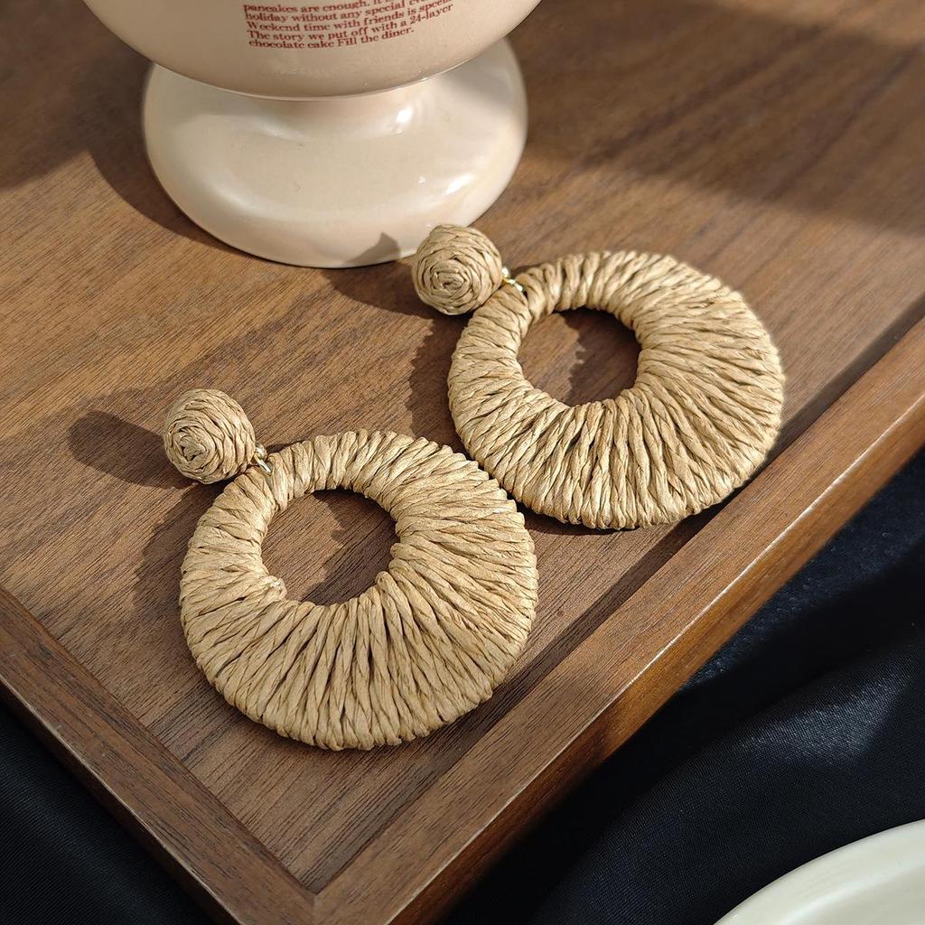 Красочные круглые серьги из богемской рафии с полым дизайном для женщин