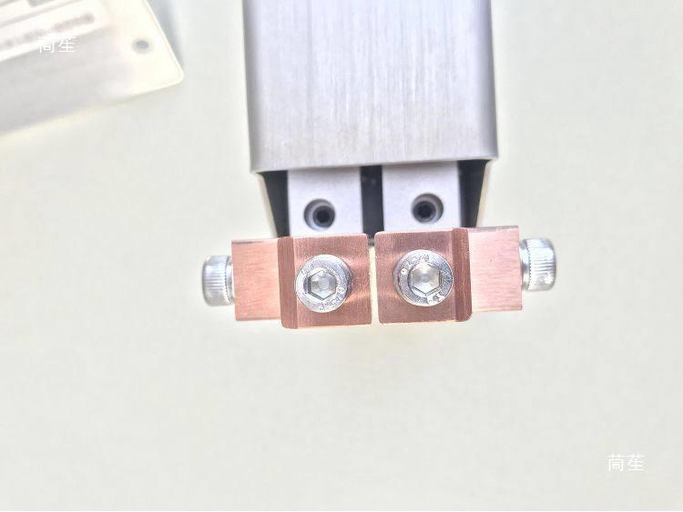 Головка точечной сварки с ЧПУ для сборки аккумуляторных блоков 18650 с двойной иглой и безпневматическим зажимом