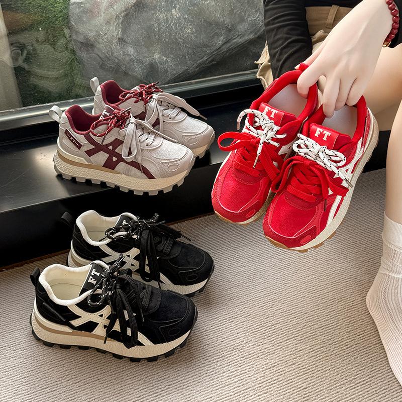 Толстоподошвенные кроссовки «папины» женские 2025 осень новая легкая роскошь взрыв повседневная мода увеличивающие рост спортивные маленькие белые туфли