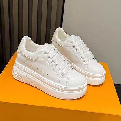 Женские белые кроссовки на платформе из натуральной кожи — модная, легкая, визуально увеличивающая рост повседневная обувь на весну и осень 2024 года.