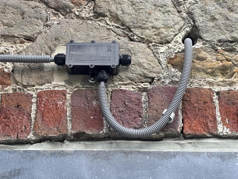 Hydraulic Waterproof Cable Connector Box: Splash-Proof, 1 In 2 Out Junction for High Power